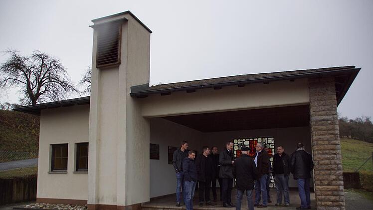 Von rechts her soll das Roßstadter Leichenhaus eine Rampe bekommen. Das beschloss der Bauausschuss bei seiner Ortseinsicht am Montag.