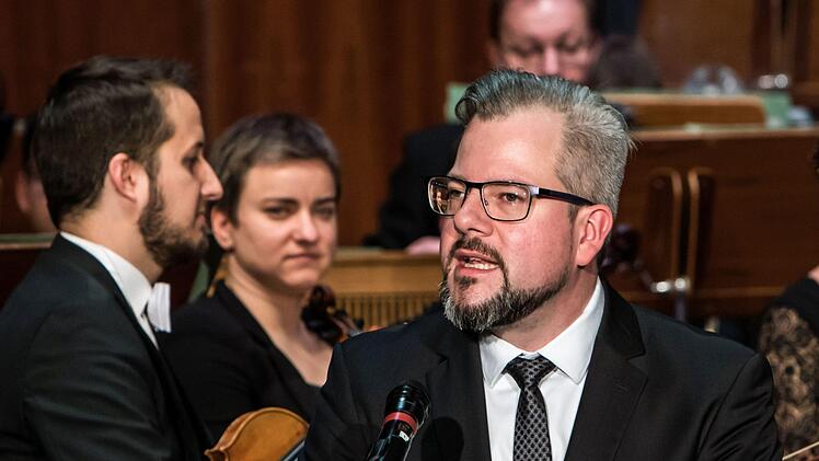Enthusiastischen Beifall gab es für alle Mitwirkenden beim 33. Coburger Neujahrskonzert. Roland Kluttig dirigierte das Philharmonische Orchester, Solistinnen waren die Geigerin Megumi Ikeda und die Sängerinnen Kora Pavelic und Francesca Paratore. Die Moderation übernahm Intendant Bernhard F. Loges.Foto: Jochen Berger
