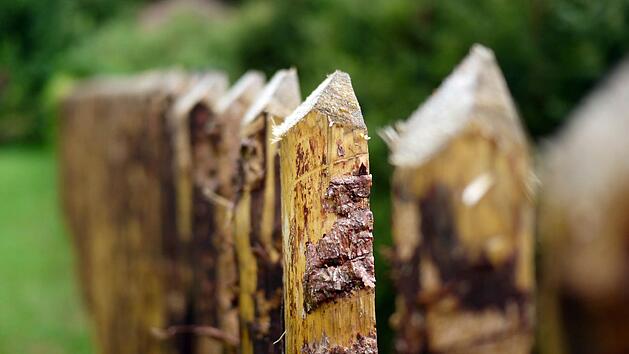 Ob Holzzaun oder Steinmauer, die Begrenzung sollte den Nachbarn nicht st&ouml;ren. Symbolfoto: dpa