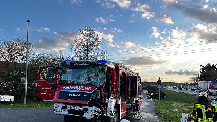 Schwerer Unfall bei Alarmübung: Feuerwehrfahrzeug kollidiert mit Traktor