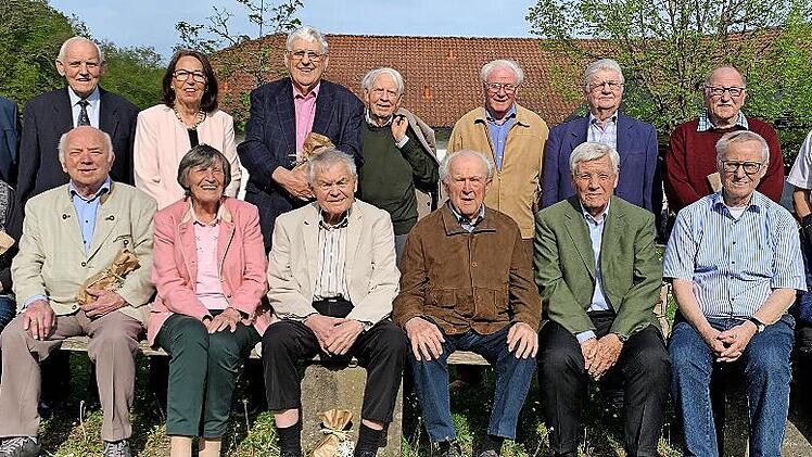 Der Vorsitzende des Kreisverbandes der CSU-Seniorenunion, Siegfried Erhard (hinten links), gemeinsam mit den Gründungsmitgliedern, die anlässlich des 20-jährigen Bestehens geehrt wurden.