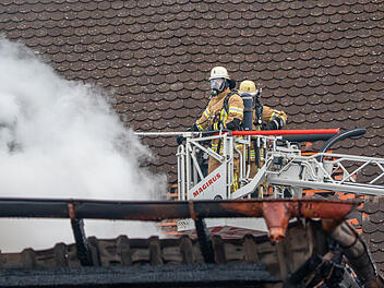 Scheunenbrand in Oberhaid: Feuerwehr verhindert &Uuml;bergreifen auf Wohnhaus