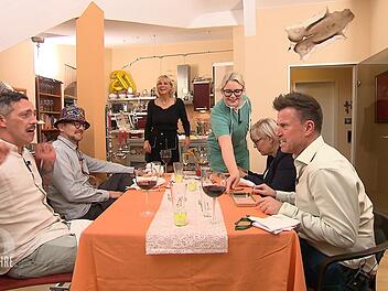 Gunnis Kollegin Lena reicht den G&auml;sten ein bisschen Kunsthaut.