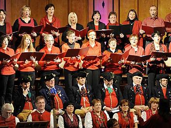 Il Cantare und weitere sieben Musikgruppen stimmten auf die Weihnachtszeit ein.  Fotos: Christian Dijkstal