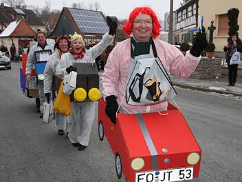 Die Goschbercha Blechlawine war eines der aktuellen Politikthemen, die im Zug aufgegriffen wurden. Foto: Franz Galster