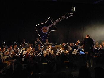 Unter dem Motto "Pop und Rock" sind der Musikverein Schondra und die Bläservereinigung Burkardroth aufgetreten. Fotos: Peter Klopf