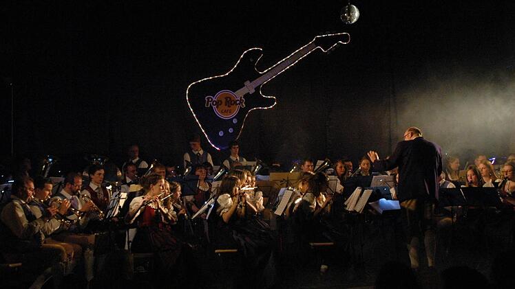Unter dem Motto "Pop und Rock" sind der Musikverein Schondra und die Bläservereinigung Burkardroth aufgetreten. Fotos: Peter Klopf