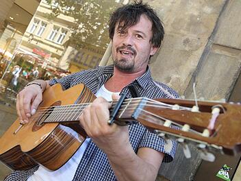 Moritz Rabe vor seinem Stammplatz in der Bamberger Fußgängerzone Foto: Matthias Hoch