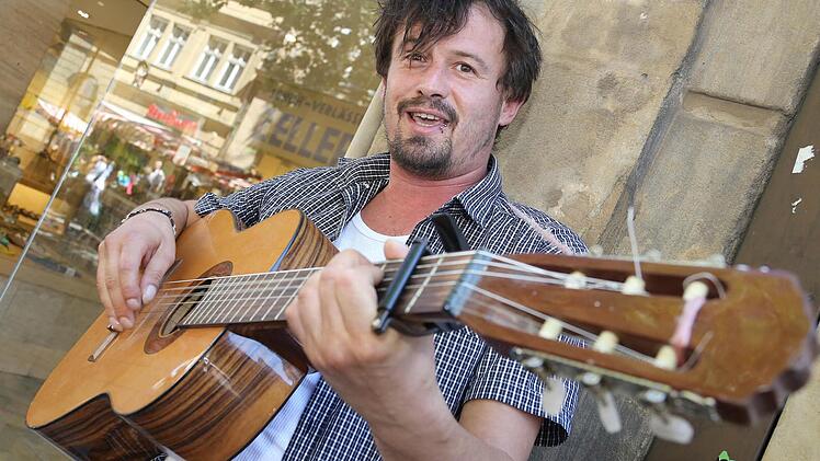 Moritz Rabe vor seinem Stammplatz in der Bamberger Fußgängerzone Foto: Matthias Hoch