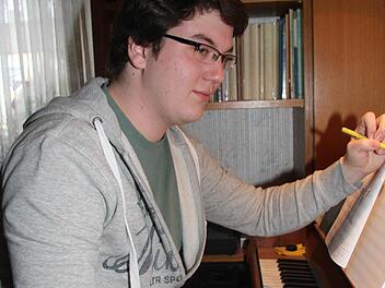 Lorenz Trottmann studiert seit 2010 in Nürnberg Klavier und Posaune und beteiligte sich eigentlich nur aus Spaß am Komponistenwettbewerb - aus 196 Kandidaten wurde er ausgewählt und darf jetzt an einer einwöchigen Kompositionswerkstatt teilnehmen. Foto: Sonja Adam