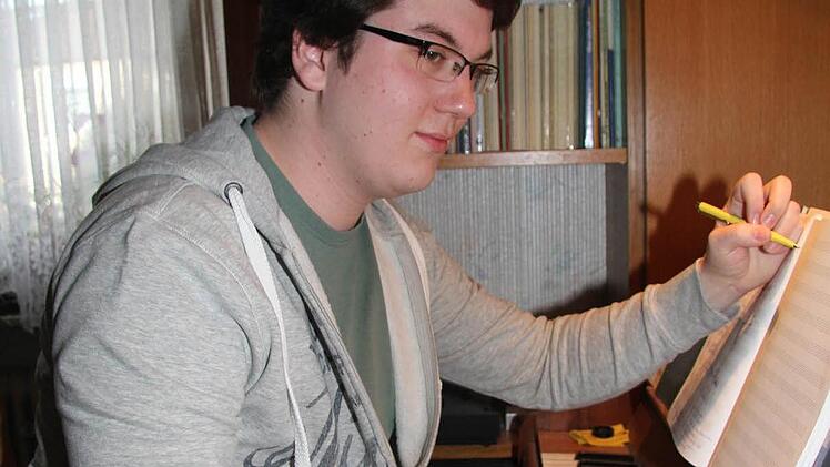 Lorenz Trottmann studiert seit 2010 in Nürnberg Klavier und Posaune und beteiligte sich eigentlich nur aus Spaß am Komponistenwettbewerb - aus 196 Kandidaten wurde er ausgewählt und darf jetzt an einer einwöchigen Kompositionswerkstatt teilnehmen. Foto: Sonja Adam