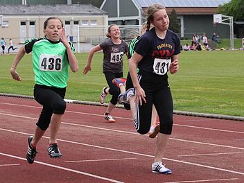 Erfolgreiches Duo: Elisa Eich (431 / TV DJK Hammelburg) gewinnt die 50 Meter und die 800 Meter der Altersklasse W11. Ihre Teamgefährtin Lilian Heid (436) wird Kreismeisterin im Weitsprung. Foto: Nürnberger