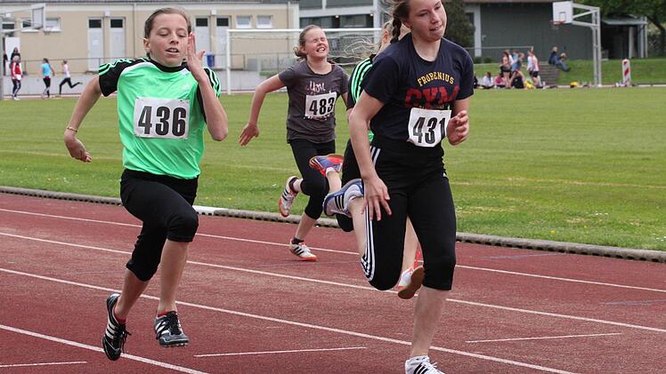 Erfolgreiches Duo: Elisa Eich (431 / TV DJK Hammelburg) gewinnt die 50 Meter und die 800 Meter der Altersklasse W11. Ihre Teamgefährtin Lilian Heid (436) wird Kreismeisterin im Weitsprung. Foto: Nürnberger