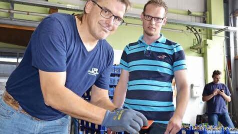 Harald Schmitt (l.) und Manuel Rauch bei der Qualifizierung der angelieferten SüßkirschenFotos: Roppelt