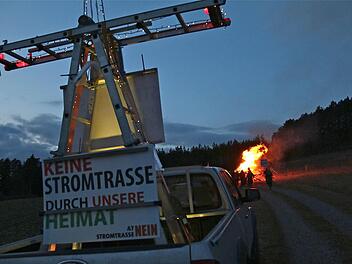 Das Feuer der Stromtrassengegner aus Elfershausen war weithin sichtbar. Foto: Gerd Schaar