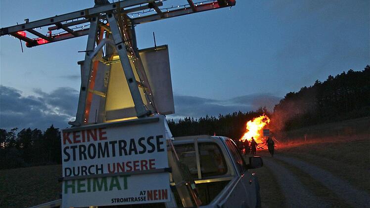 Das Feuer der Stromtrassengegner aus Elfershausen war weithin sichtbar. Foto: Gerd Schaar
