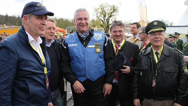 von links: Brauereivorstand Markus Stodden, OB Henry Schramm, Innenminister Joachim Herrmann, Landrat Klaus Peter Söllner und Oberfrankens Polizeichef Reinhard Kunkel