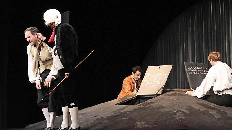 Carl Friedrich Gauß (links, alias Makke Schneider) ist schon in jungen Jahren ein Genie. Seinen eigenen Ruhm schwinden sehend, ist sein Lehrer (Matthias Kiel) alles andere als begeistert. Foto: Mariell Dörrschmidt