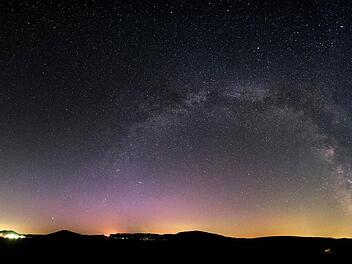 Panorama mit Milchstraße: Die Lichtpunkte am linken Bildrand sind Breitenbach und Mitgenfeld, mittig das Industriegebiet Schildeck. Schondra und Schönderling liegen im Dunkeln. Foto: Jürgen Hüfner