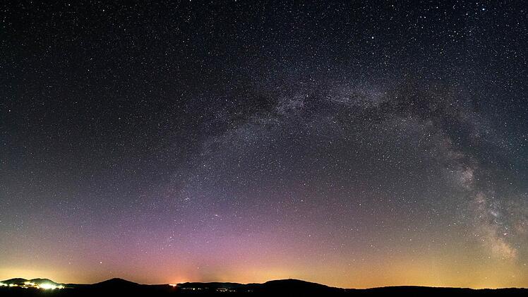 Panorama mit Milchstraße: Die Lichtpunkte am linken Bildrand sind Breitenbach und Mitgenfeld, mittig das Industriegebiet Schildeck. Schondra und Schönderling liegen im Dunkeln. Foto: Jürgen Hüfner
