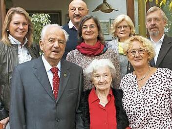 Hans Spannbauer freute sich über Glückwünsche von seiner Frau Liselotte und Tochter Doris (vorn v. l.) sowie von Zweiter Bürgermeisterin Sabine Rießner, Schwiegersohn Antonio Zullo, Tochter Christa, Kreisobfrau Heidi Engelhardt und Pfarrer Roland Neher (hinten v. l). Foto: thi