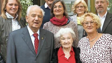 Hans Spannbauer freute sich über Glückwünsche von seiner Frau Liselotte und Tochter Doris (vorn v. l.) sowie von Zweiter Bürgermeisterin Sabine Rießner, Schwiegersohn Antonio Zullo, Tochter Christa, Kreisobfrau Heidi Engelhardt und Pfarrer Roland Neher (hinten v. l). Foto: thi