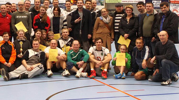 Die Teilnehmer des Turniers beim abschließenden Gruppenbild des 16. Weihnachts-Volleyballturniers von "Integration durch Sport". Foto: Thomas Dill