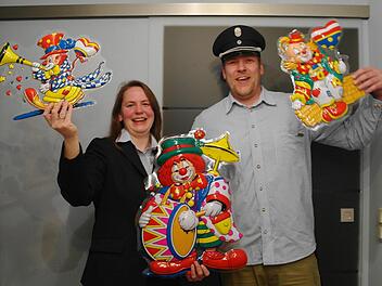 Johanna und Tobias Leitsch haben zusammen mit den Feuerwehrposten der Vorsitzenden und des Kommandanten auch die Bütt-Leitung übernommen. Foto: Stephanie Elm