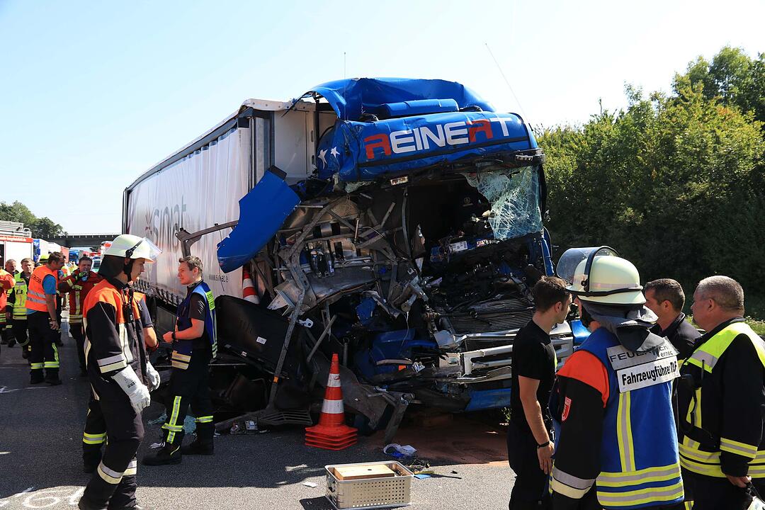 Lkw-Unfall bei Schweinfurt: Es geht um Leben und Tod - und die Rettungsgasse bleibt dicht