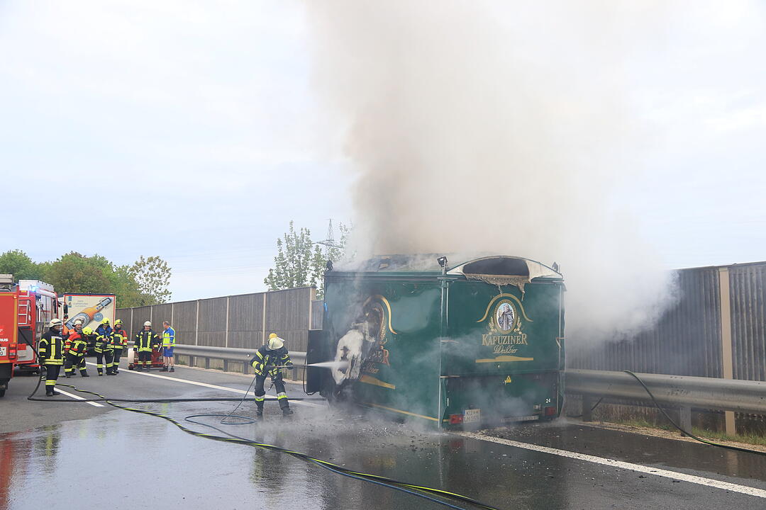 Bierausschank brennt auf A70 aus