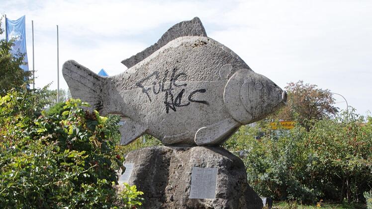 Der steinerne Karpfen in Höchstadt wurde von Unbekannten mit den Slogans "NUR FCN" und "FUCK HEC" beschmiert.  Foto: Christian Bauriedel