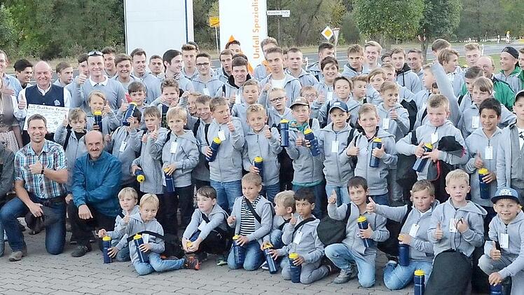 Große Freude bei der Spendenübergabe von Hoodys an die Nachwuchskicker der SG Rothenkirchen-Pressig- Neukenroth durch die Firma Vetter in Pressig. Mit im Bild Gesellschafterin Eva Vetter (zweite Reihe 3.v.l.) Geschäftsführer Otto Büttner-Vetter (zweite Reihe 4.v.l.), Jugendleiter Stefan Heinlein (5.v.l.) und Jugendleiter Klaus Beranek (vorne links kniend)  Foto: K.- H. Hofmannm