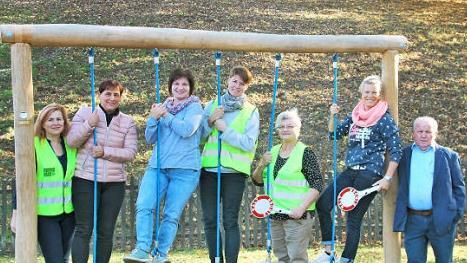 Die Neubrunner Schulweghelferinnen spendeten ihre Entschädigung für die Absicherung des Schulweges für die Anschaffung eines Balanciergerüstes. Das Bild zeigt von links Sigrid Weiß, Karin Rudolph, Nicole Kandler, Susanne Heckelmann, Adelgunde Knab, Eva Marie Strechsbier und Bürgermeister Karl-Heinz Kandler. Foto: E.Stretz