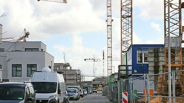 Noch ist Großbaustelle im zweiten Bauabschnitt der Herzo Base. Die "fehlenden" Gehwege in den Ringstraßen sorgen dennoch weiterhin für Diskussion.  Foto: Bernhard Panzer