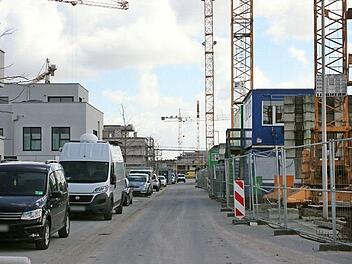 Noch ist Großbaustelle im zweiten Bauabschnitt der Herzo Base. Die "fehlenden" Gehwege in den Ringstraßen sorgen dennoch weiterhin für Diskussion.  Foto: Bernhard Panzer