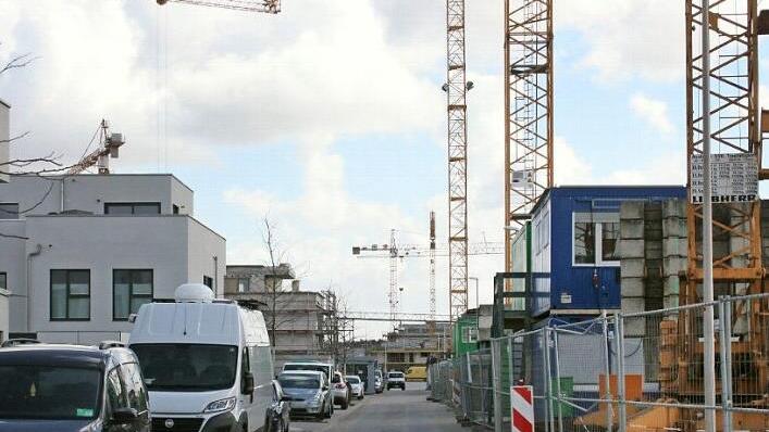 Noch ist Großbaustelle im zweiten Bauabschnitt der Herzo Base. Die "fehlenden" Gehwege in den Ringstraßen sorgen dennoch weiterhin für Diskussion.  Foto: Bernhard Panzer