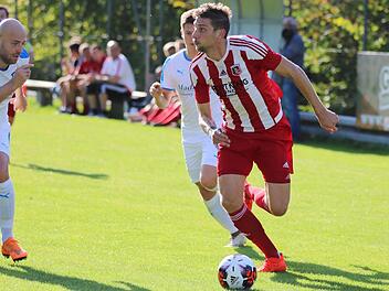 Jogo Feser vom FC Fuchsstadt entwischt seinen Verfolgern im Derby gegen den SV Euerbach/Kützberg. Nicht alle regionalen Landesligisten sehen die Pläne des Bayerischen Fußball-Verbands (BFV) für die Fortsetzung der abgebrochenen Saison als positiv an. Foto: Archiv/Sebastian Schmitt