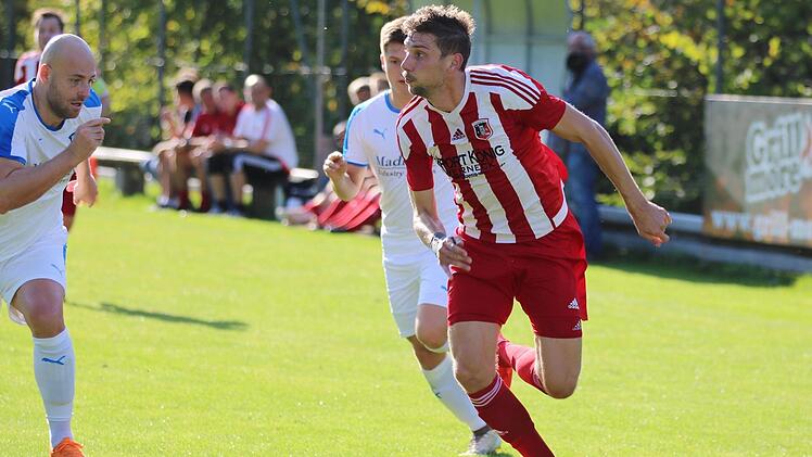 Jogo Feser vom FC Fuchsstadt entwischt seinen Verfolgern im Derby gegen den SV Euerbach/Kützberg. Nicht alle regionalen Landesligisten sehen die Pläne des Bayerischen Fußball-Verbands (BFV) für die Fortsetzung der abgebrochenen Saison als positiv an. Foto: Archiv/Sebastian Schmitt