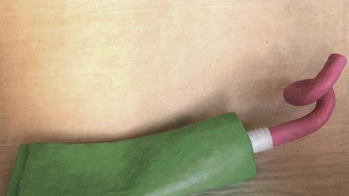 Pop geht auch in der Bildhauerei: eine ausgedrückte Zahnpastatube aus Gips von Jan Polacek. Repro: Saale-Zeitung