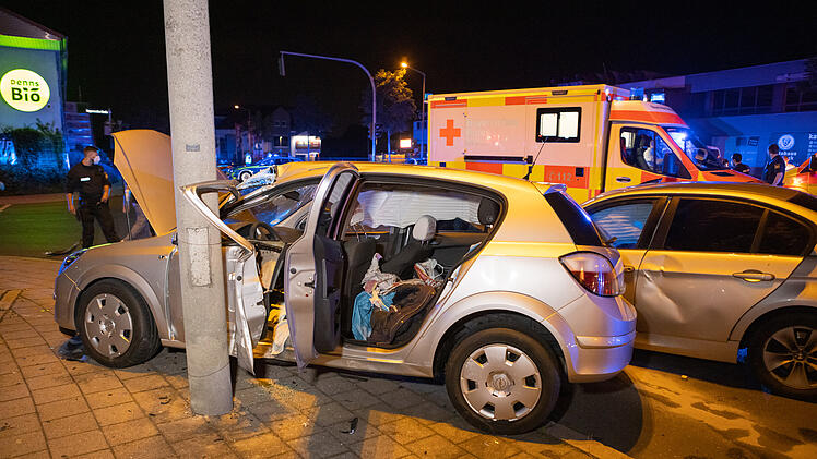 Zwei Personen nach Verkehrsunfall verletzt