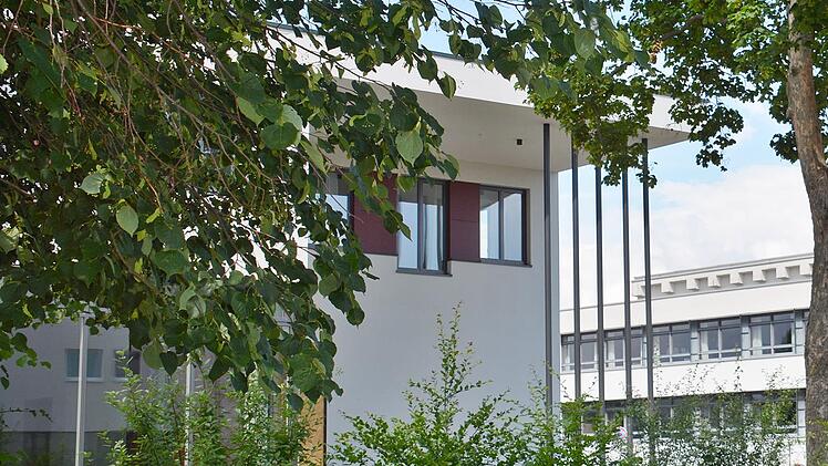 Die neue Berufsfachschule für Musik integriert sich in das Schulviertel von Bad Königshofen auch im äußeren Erscheinungsbild.  Foto: Hanns Friedrich