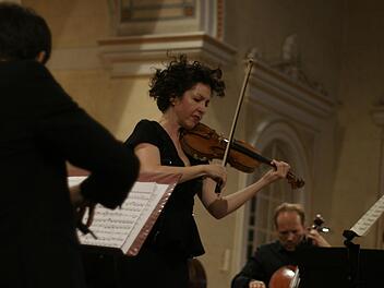 Sarah Christian brillierte als Solistin an der Violine beim Sommerkonzert des Bayerischen Kammerorchesters.  Foto: Steffen Standke