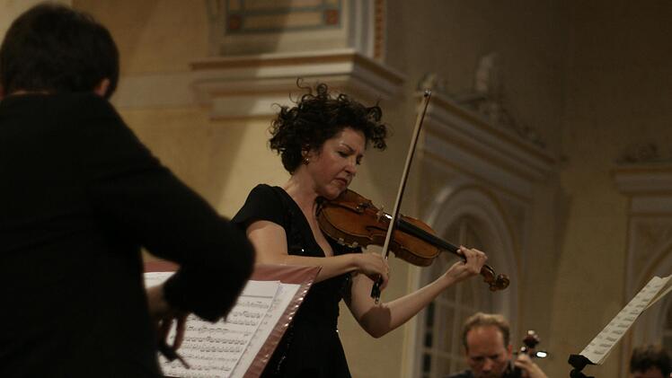 Sarah Christian brillierte als Solistin an der Violine beim Sommerkonzert des Bayerischen Kammerorchesters.  Foto: Steffen Standke