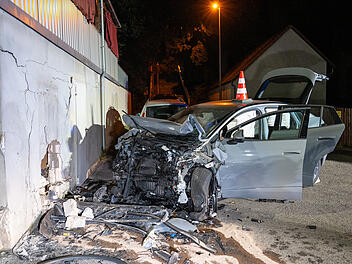 Autofahrer prallt gegen Hauswand in Stegaurach