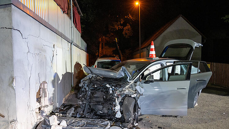 Autofahrer prallt gegen Hauswand in Stegaurach