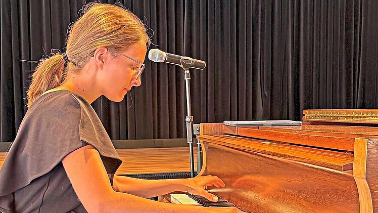 Janita-Madeleine Wiesbacher beim Konzert im Kurstift Bad Br&uuml;ckenau am Klavier.Hans-Karl Diederich