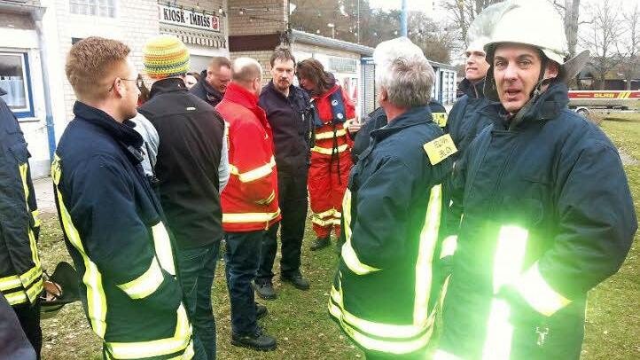 "Unser Freizeit für ihre Sicherheit" - das Motto gilt für alle ehrenamtlichen Rettungskräfte. Hier ist die Dechsendorfer Truppe zu sehen, die den jungen Mann entdeckte.   Fotos: Michael Busch