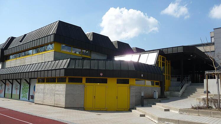 Als ungünstig bezeichnete Kreisbaumeister Stefan Weisser die Dachform der sanierungsbedürftigen Obermainhalle. Die Rinnen seien Schwachstellen. Foto: LRA