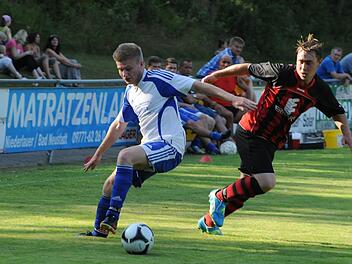 Duell auf Augenhöhe: Hier mit dem besseren Ende für den Arnshäuser Christian Kiesel (links) gegen Reichenbachs Patrick Beck. Foto: Hopf