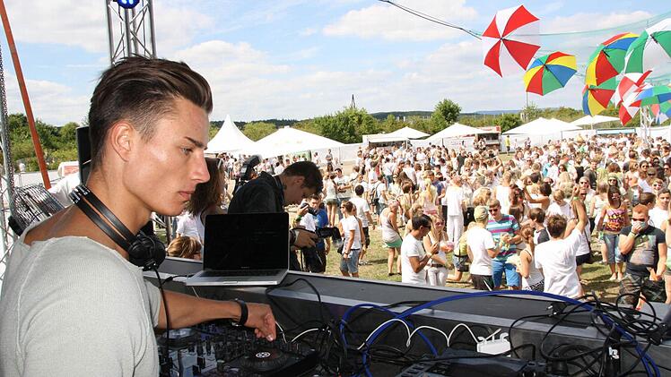 DJ Enrico Jakob alias Beatsuit auf der Bühne.